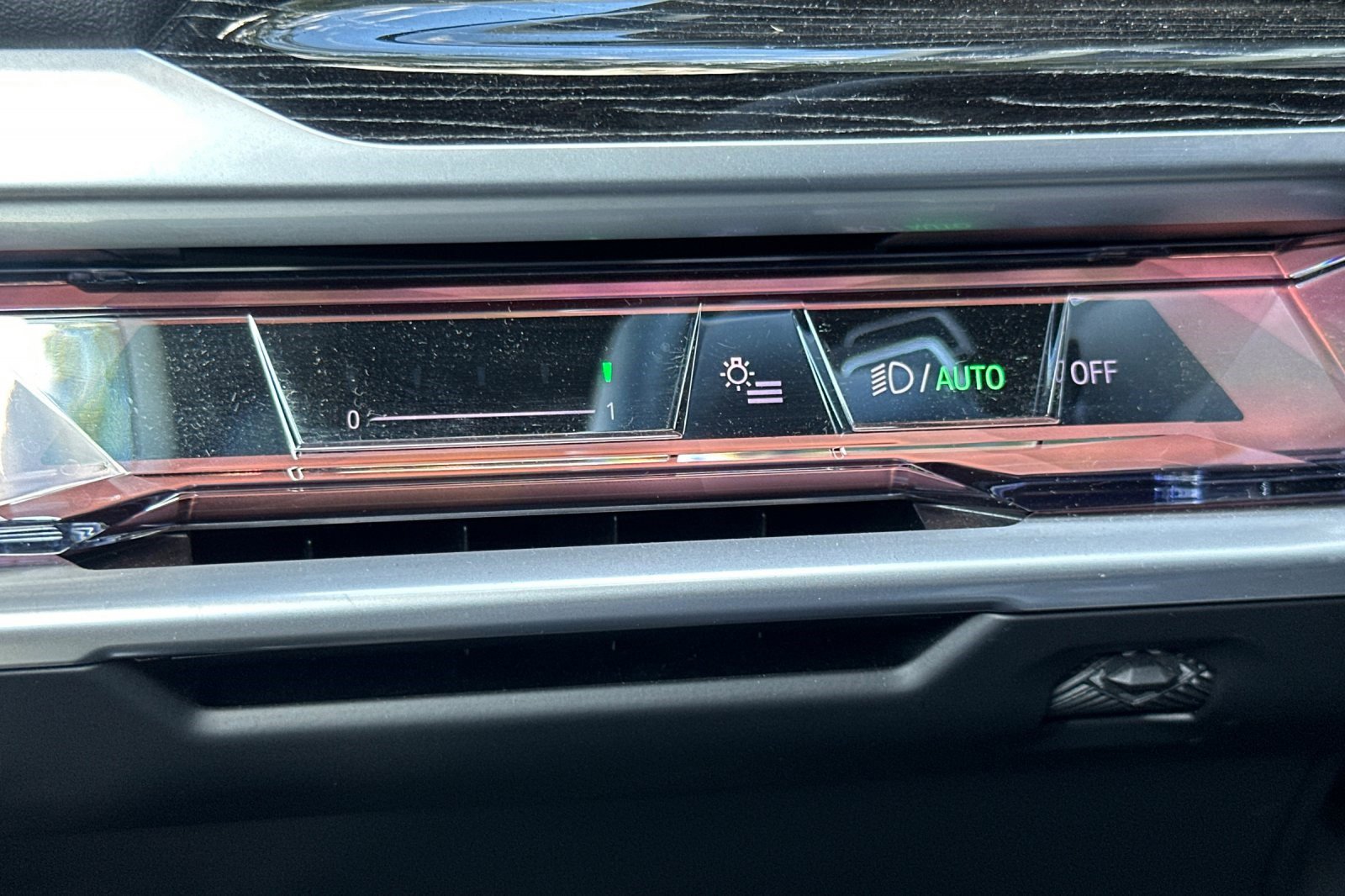 Certified 2025 BMW 740i w/ Premium Package image 35