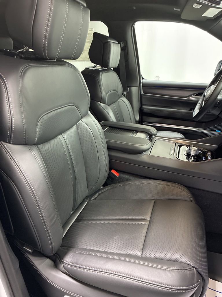 New 2026 Jeep Grand Wagoneer Summit w/ Premium Group III image 32