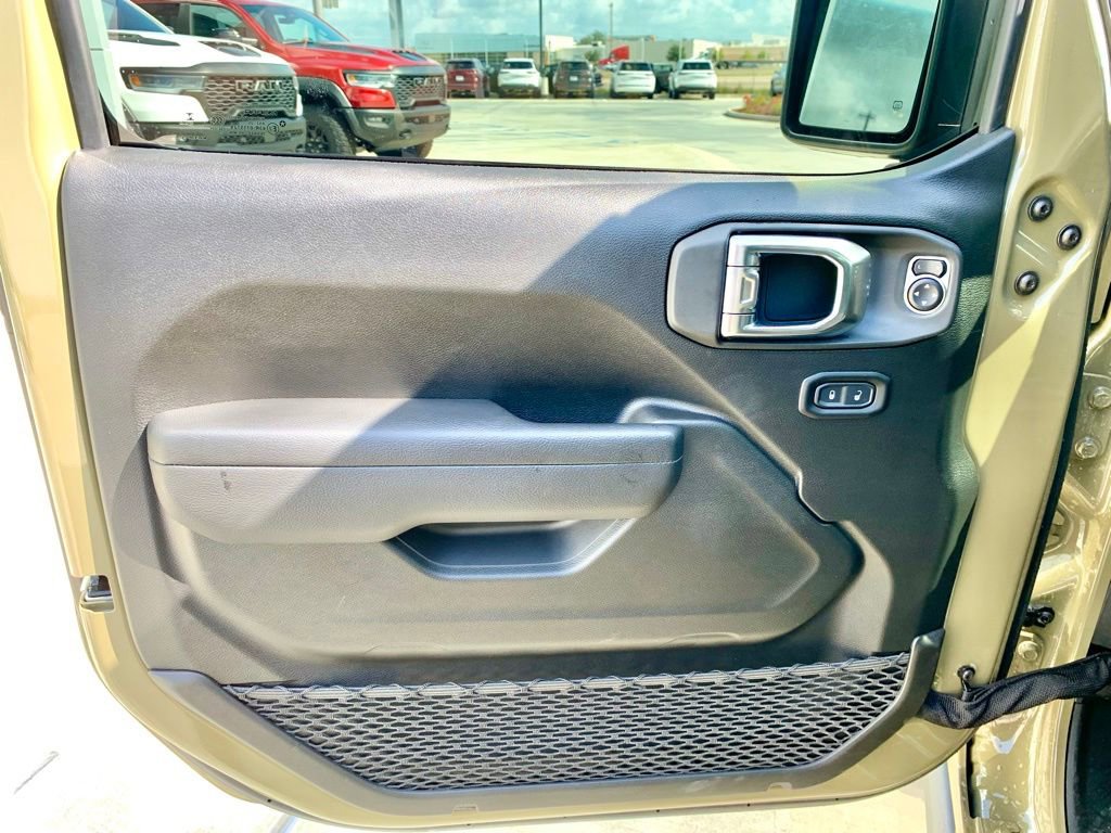 Used 2025 Jeep Gladiator Mojave w/ Convenience Group AWD/4WD image 12