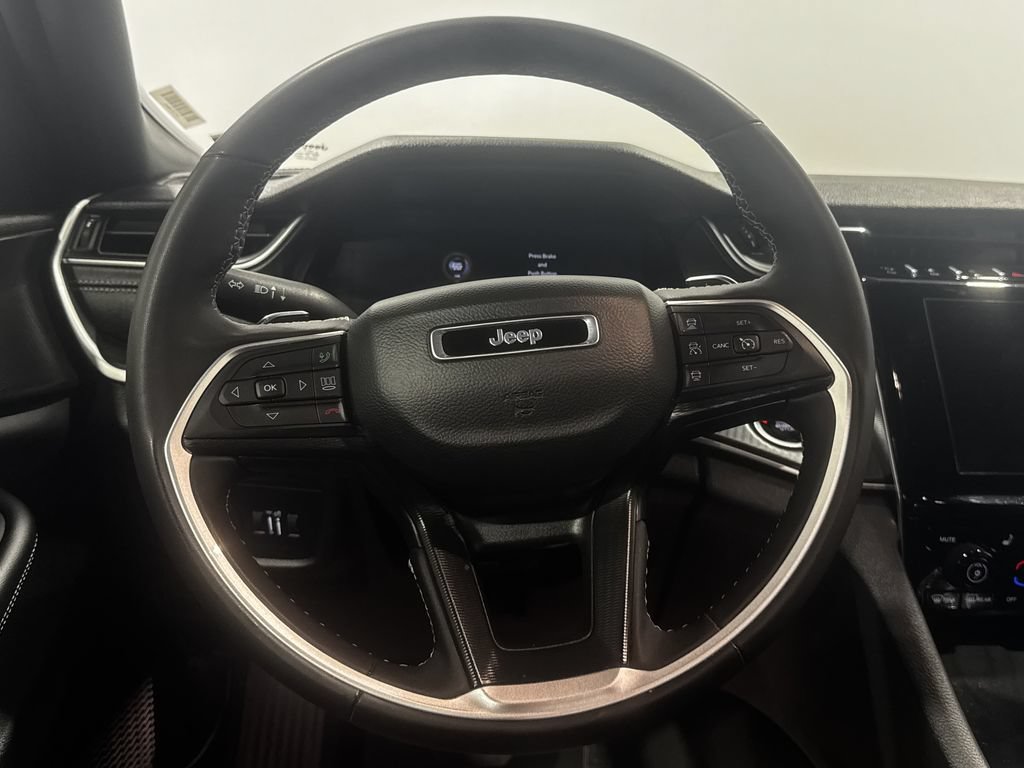 Used 2025 Jeep Grand Cherokee Altitude AWD/4WD image 4