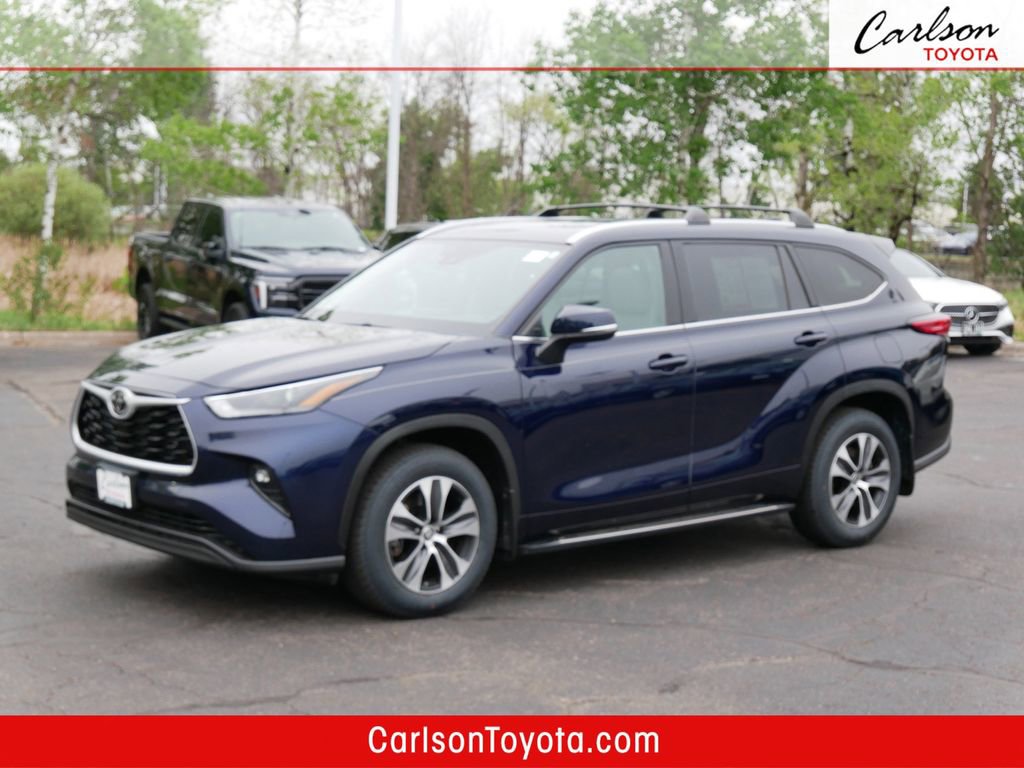 Used 2022 Toyota Highlander XLE AWD/4WD image 1
