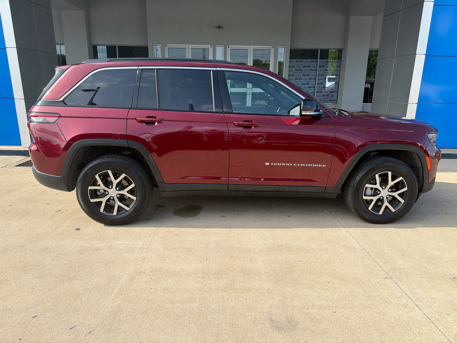 Used 2024 Jeep Grand Cherokee Limited AWD/4WD image 8