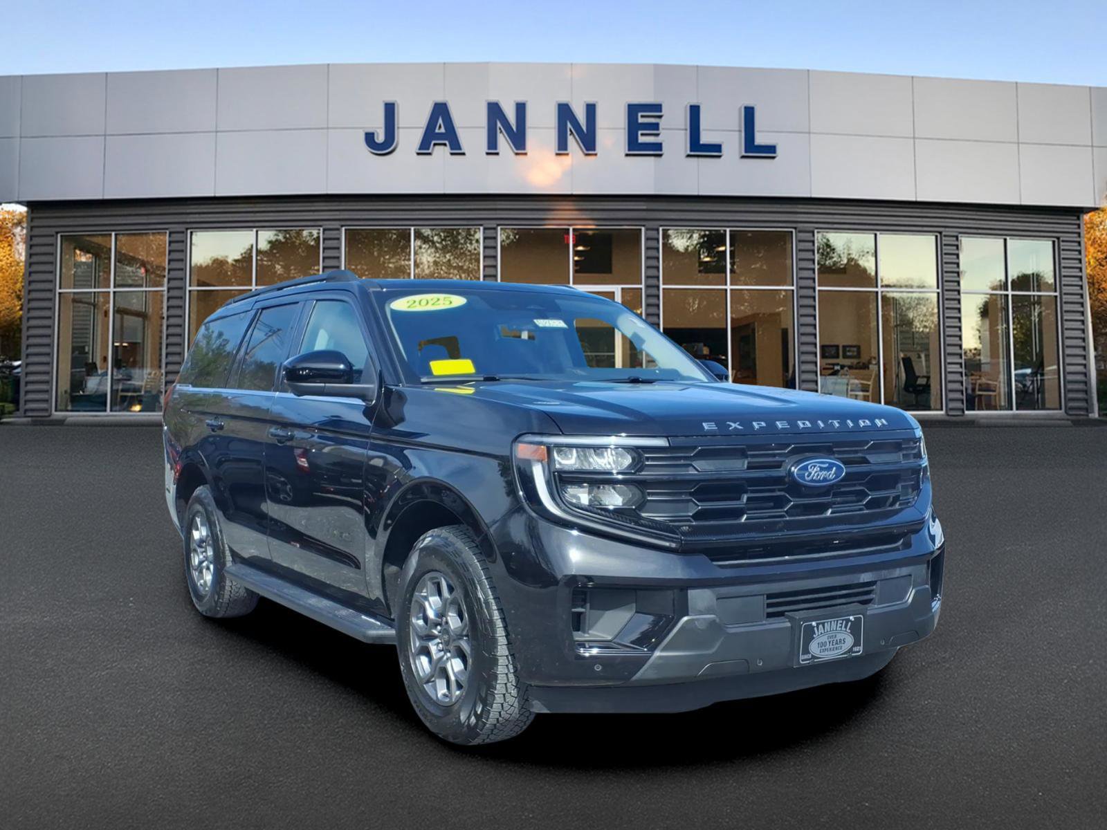 Used 2025 Ford Expedition Active image 3