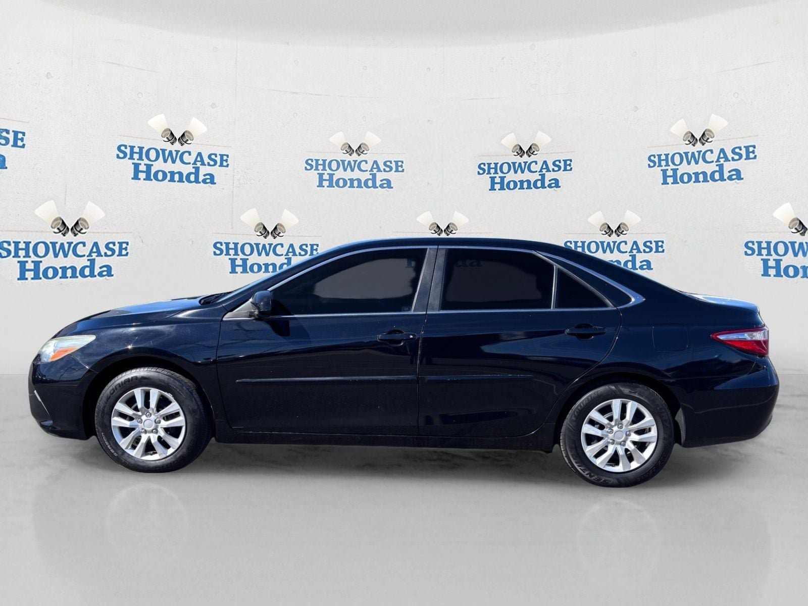 Used 2017 Toyota Camry LE FWD image 4