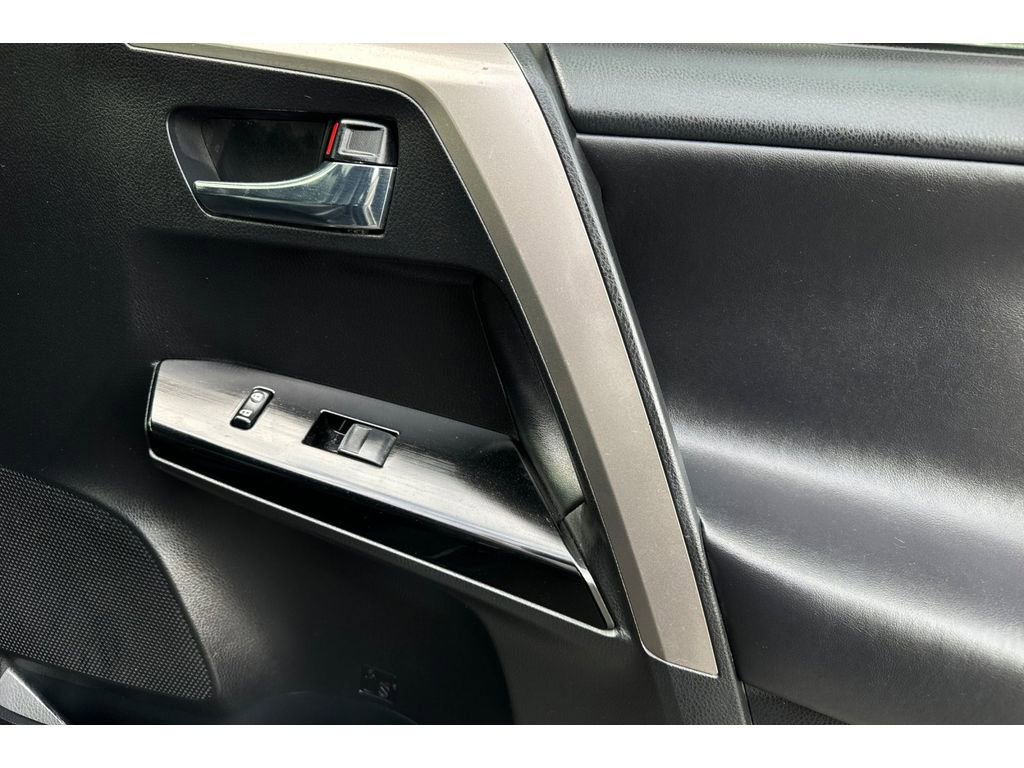 Used 2016 Toyota RAV4 Limited image 18