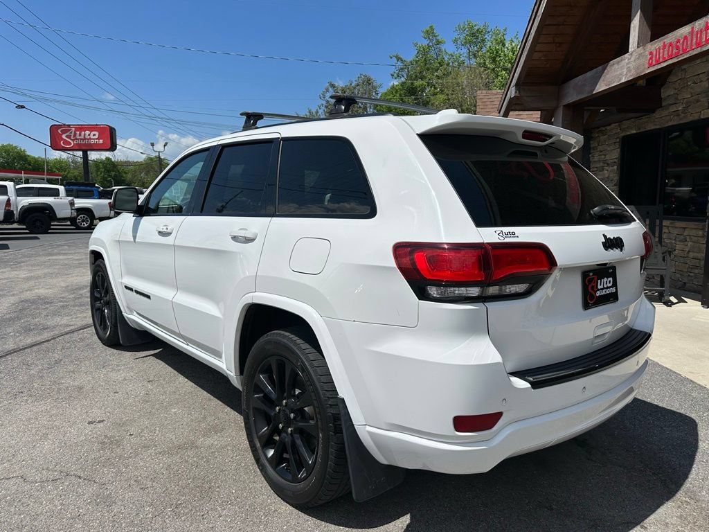 Used 2018 Jeep Grand Cherokee Altitude RWD image 3