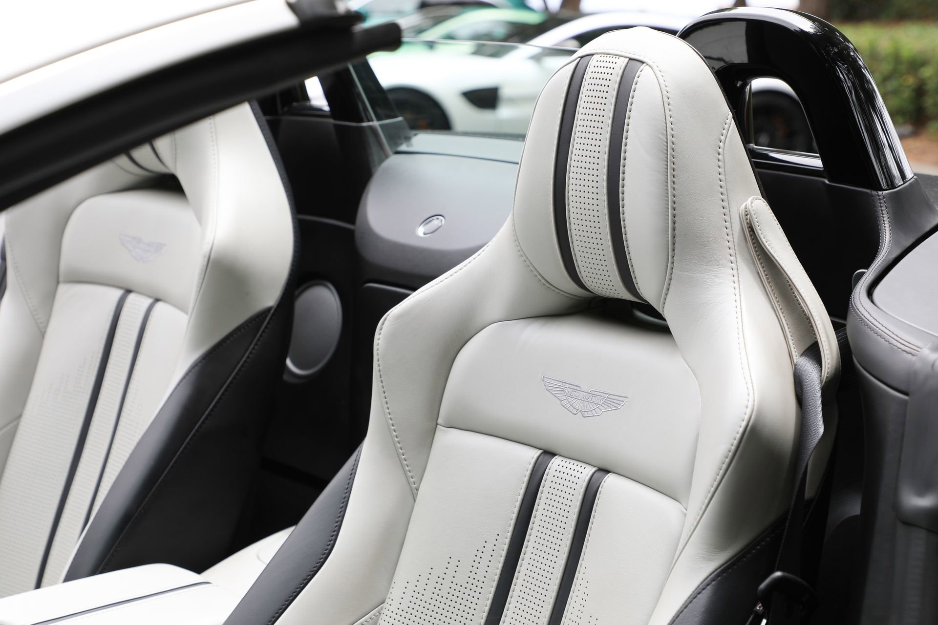 Used 2023 Aston Martin V8 Vantage Roadster RWD image 44