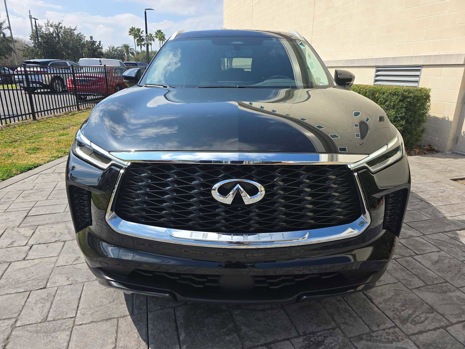 Certified 2025 INFINITI QX60 Luxe FWD image 2