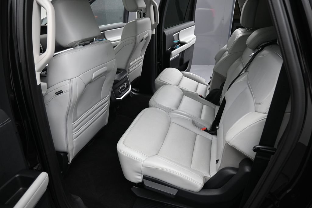 Used 2025 Ford Expedition Max Platinum AWD/4WD image 28