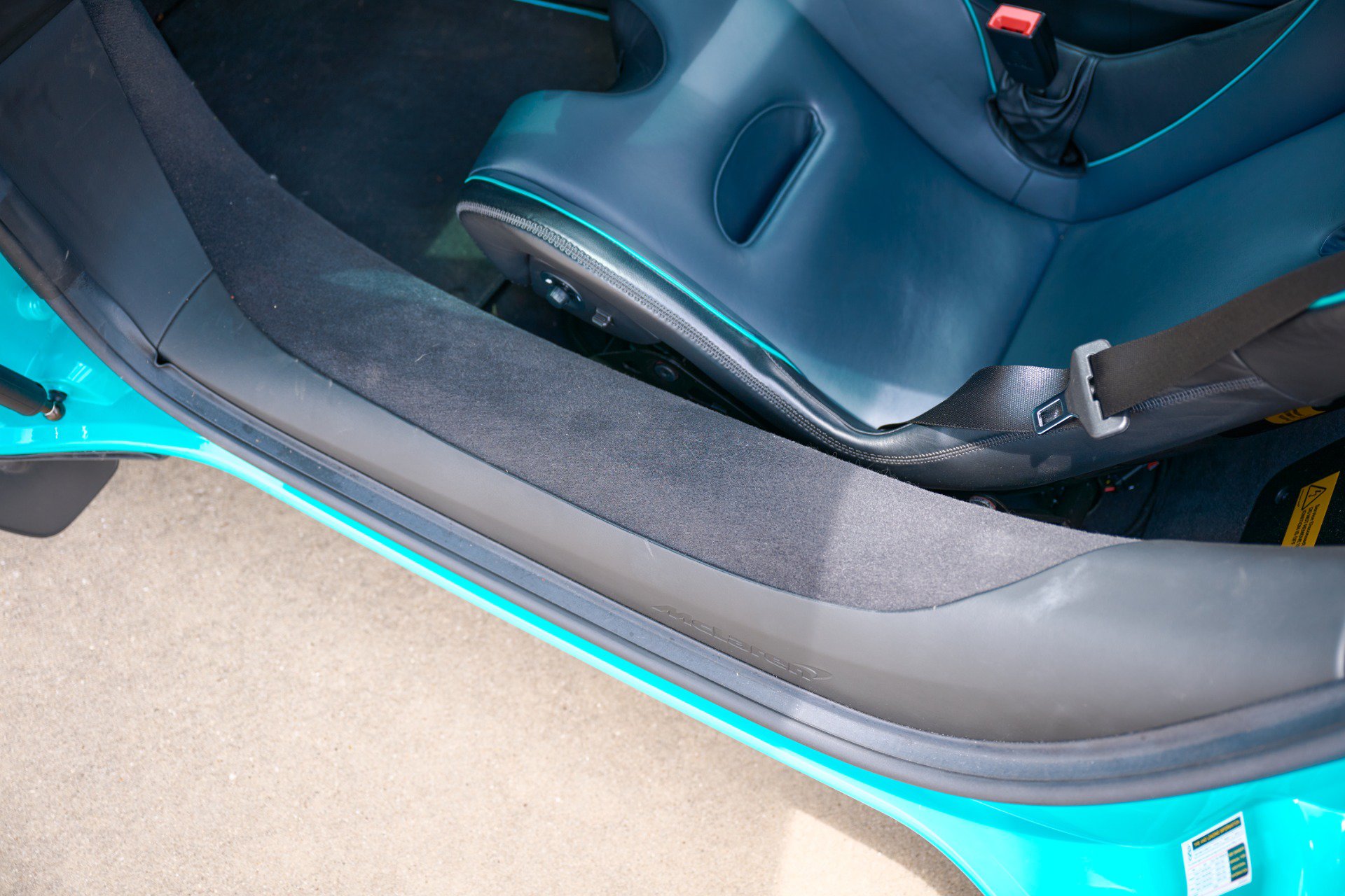 Used 2025 McLaren Artura Spider RWD image 37