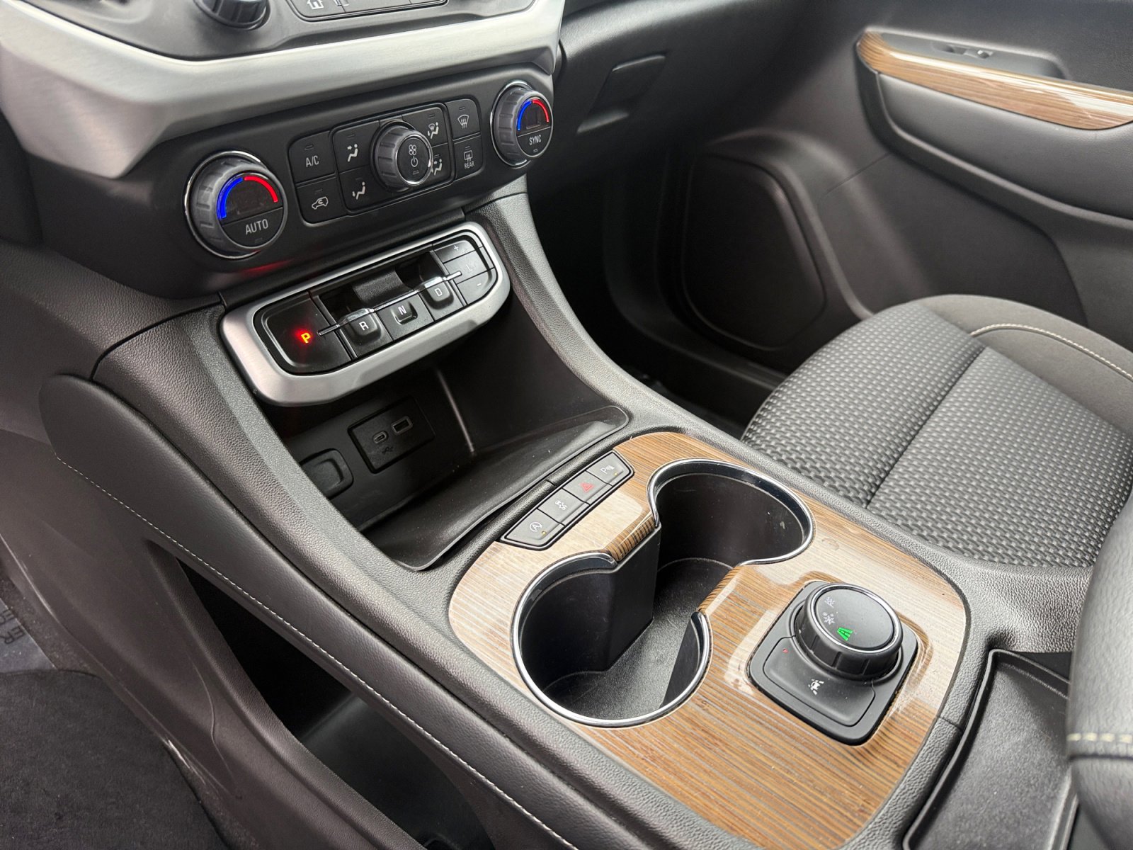 Used 2023 GMC Acadia SLE image 13