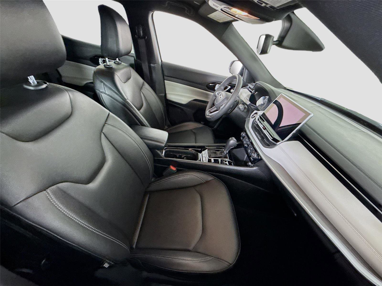 Used 2025 Jeep Compass Limited image 19