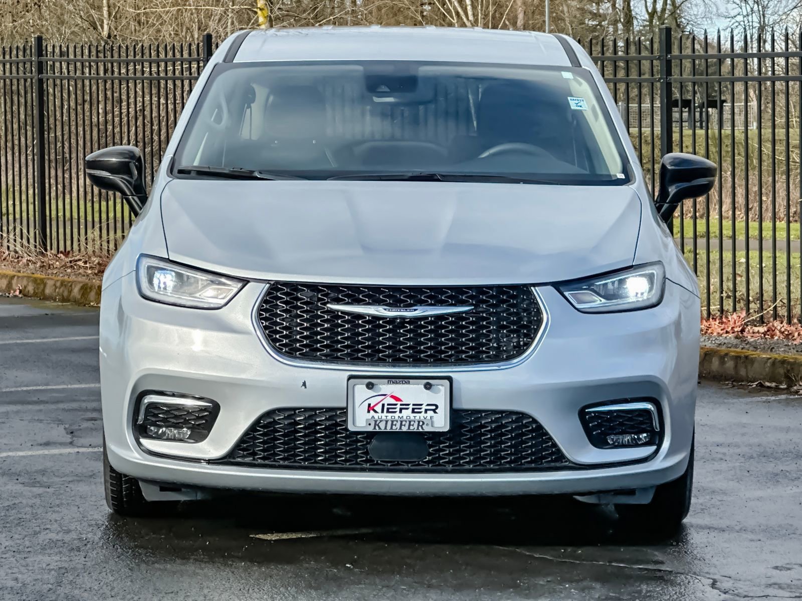 Used 2024 Chrysler Pacifica Touring-L image 9