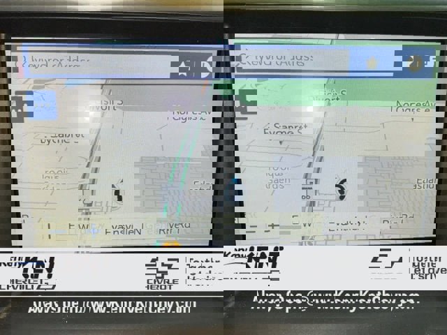 Used 2023 GMC Acadia SLE w/ Driver Convenience Package image 2