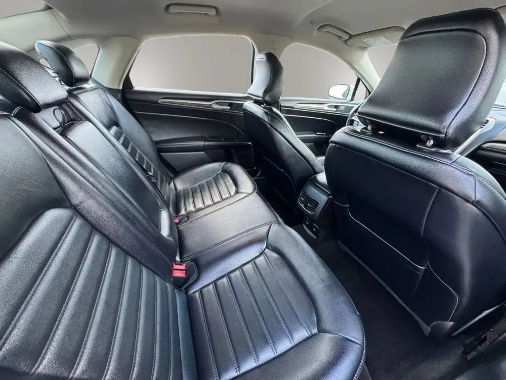 Used 2018 Ford Fusion SE w/ Equipment Group 602A FWD image 14