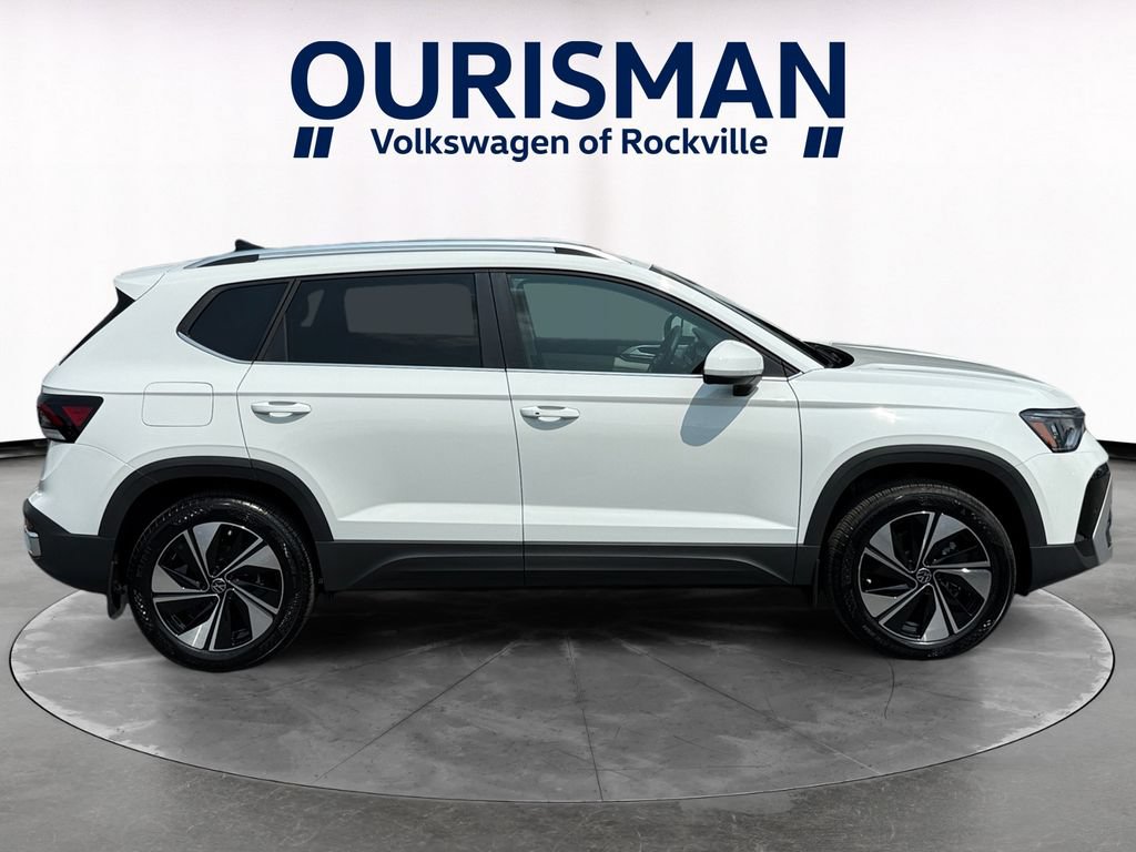 Used 2025 Volkswagen Taos SE w/ Panoramic Sunroof Package AWD/4WD image 7