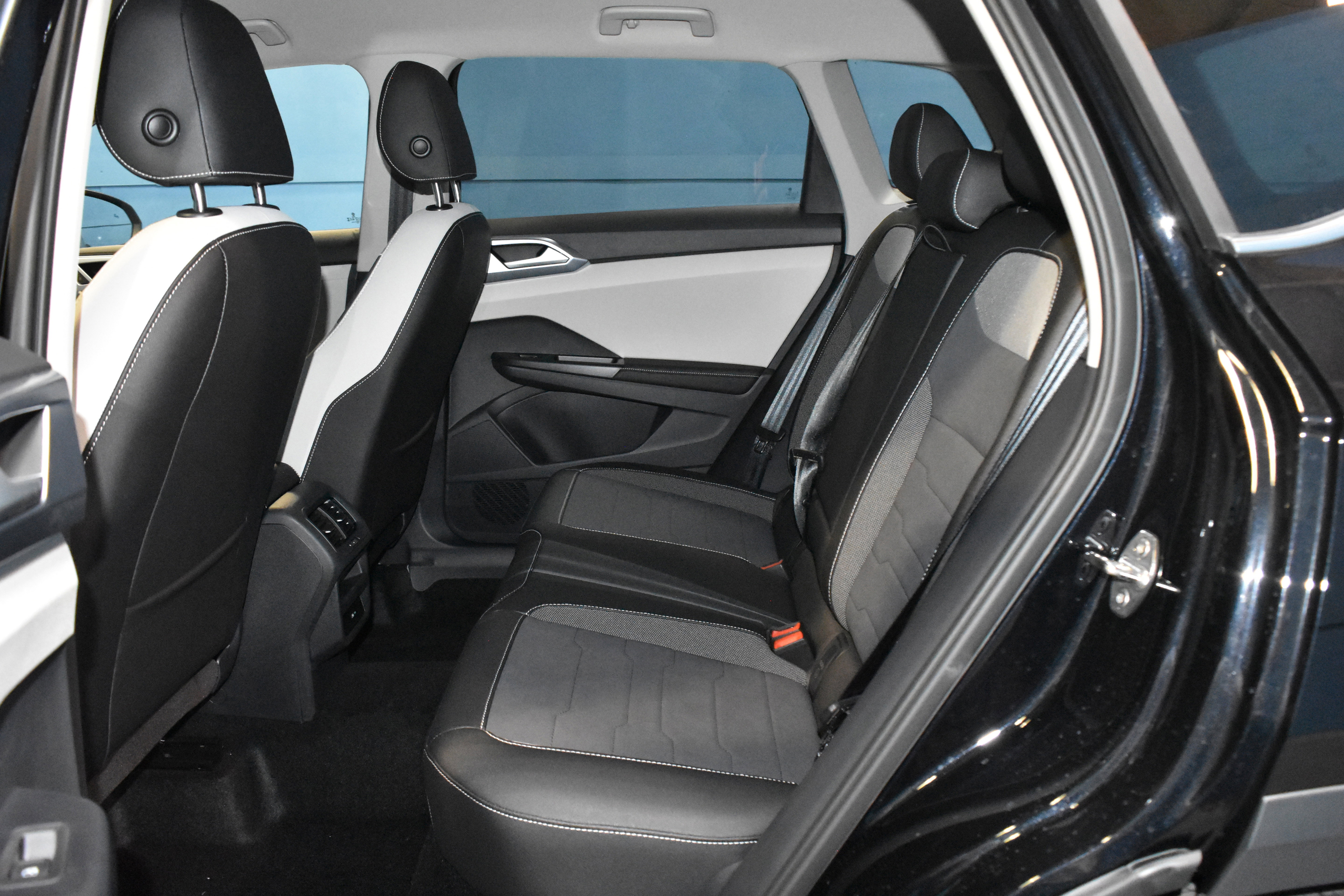 New 2025 Volkswagen Taos SE image 16