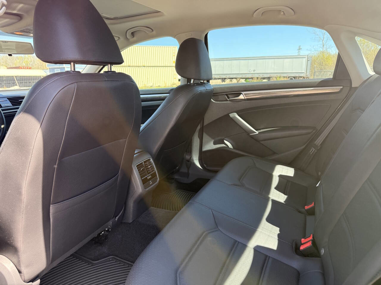 Used 2018 Volkswagen Passat 2.0T SE w/ SE Lighting Package FWD image 9