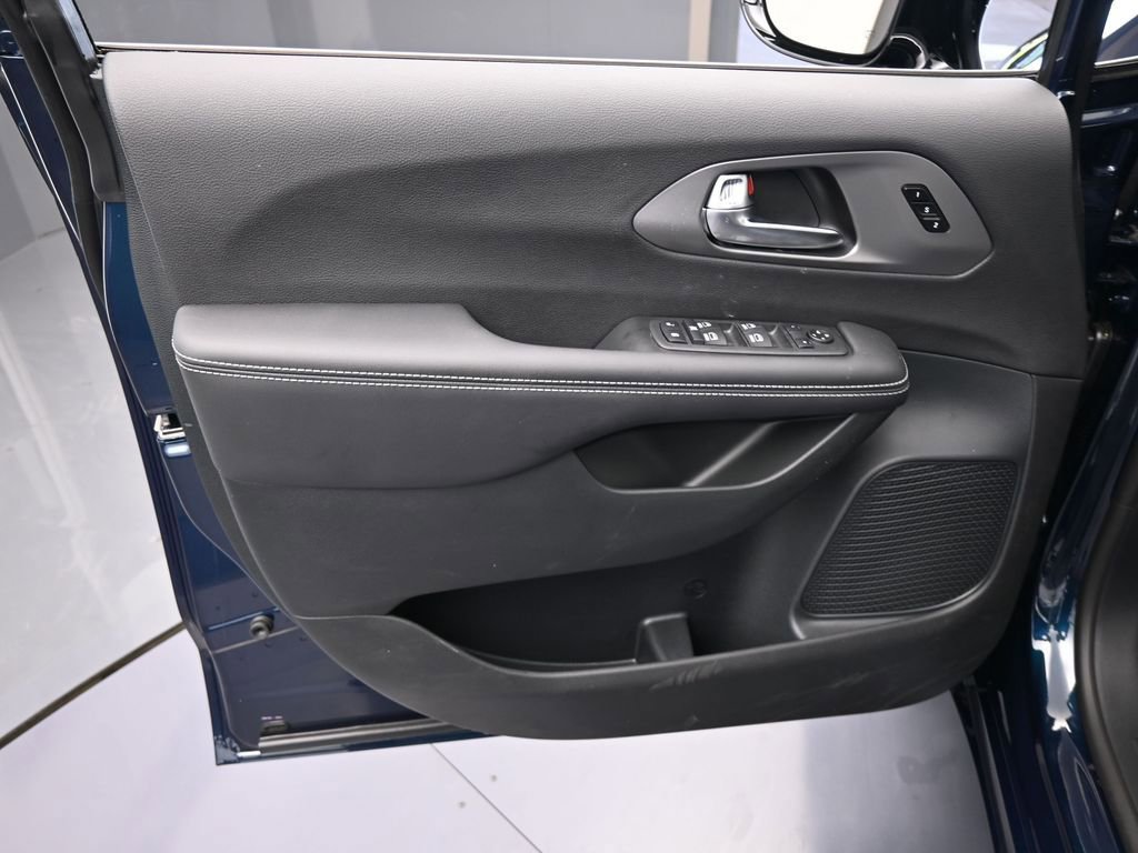 Used 2025 Chrysler Pacifica Select image 12