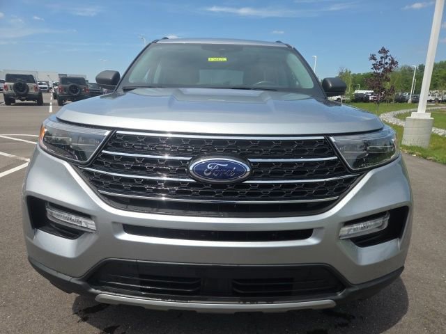 Certified 2023 Ford Explorer XLT w/ Equipment Group 202A AWD/4WD image 3