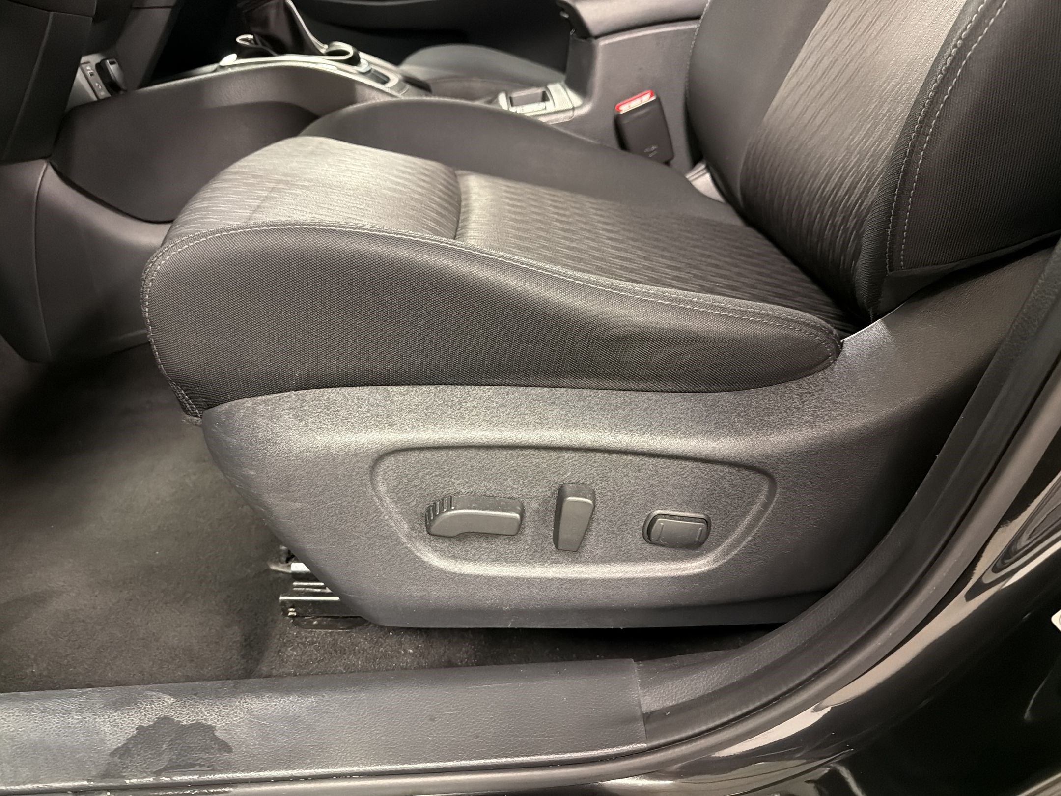 Used 2017 Nissan Rogue SV w/ SV Premium Package AWD/4WD image 13