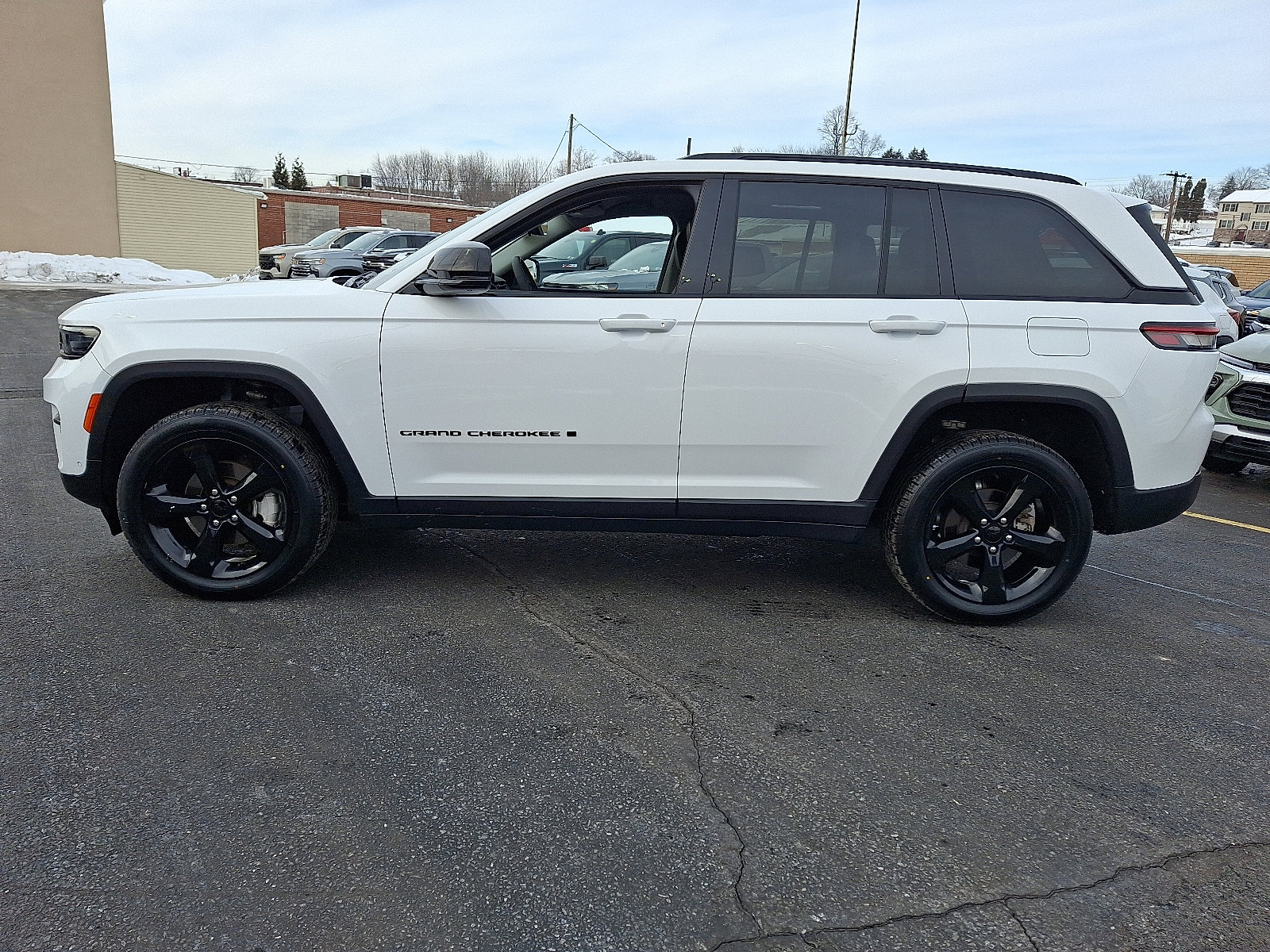 Used 2023 Jeep Grand Cherokee Limited w/ Luxury Tech Group II image 2