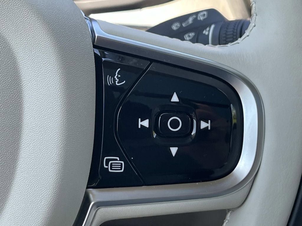 Certified 2025 Volvo XC60 T8 Plus w/ Protection Package Premier image 31