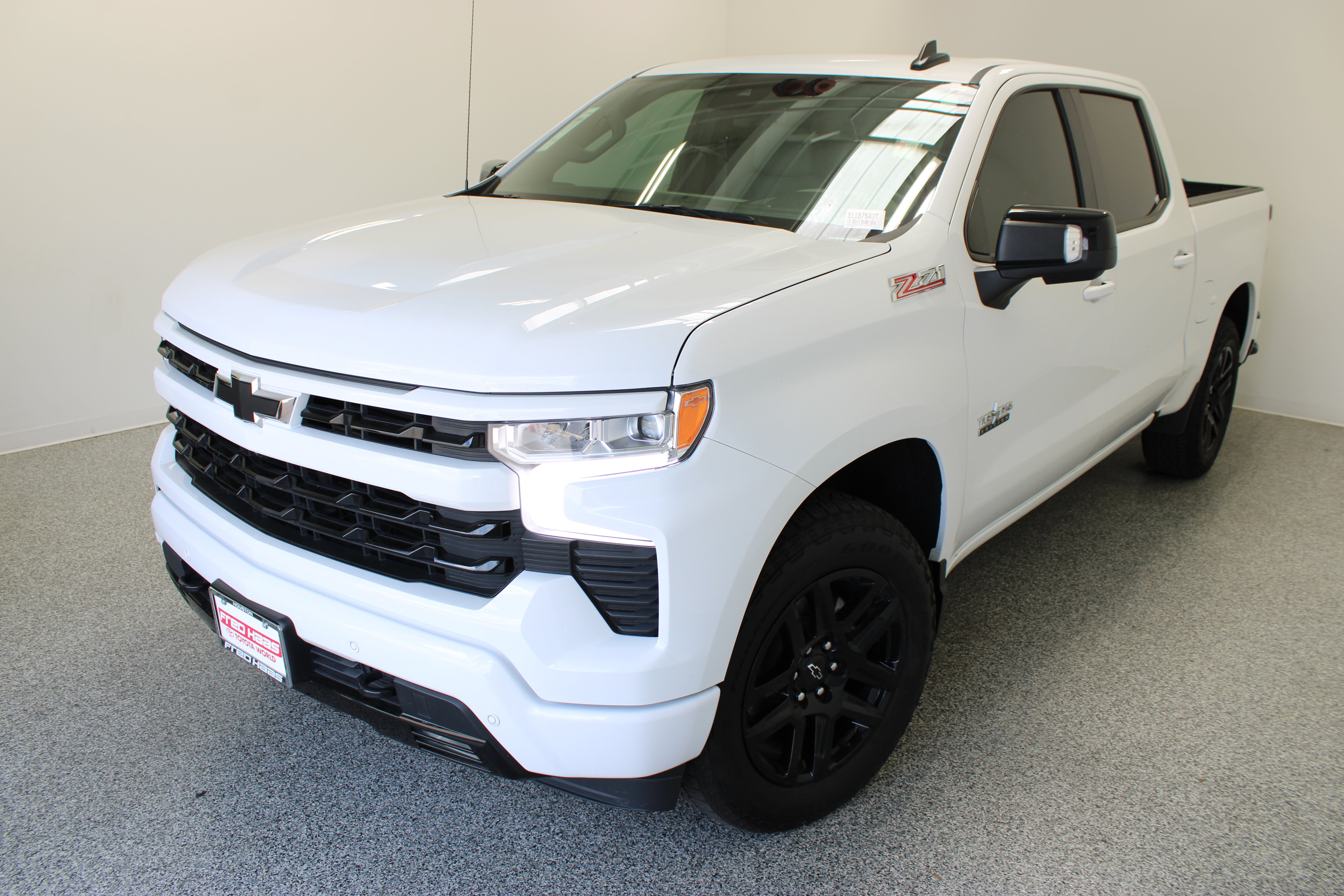 Used 2025 Chevrolet Silverado 1500 RST AWD/4WD image 2