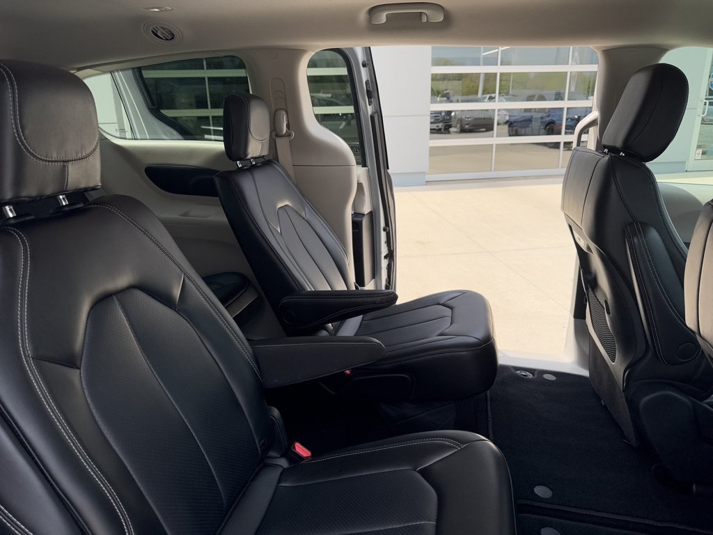 Used 2023 Chrysler Pacifica Touring-L FWD image 41