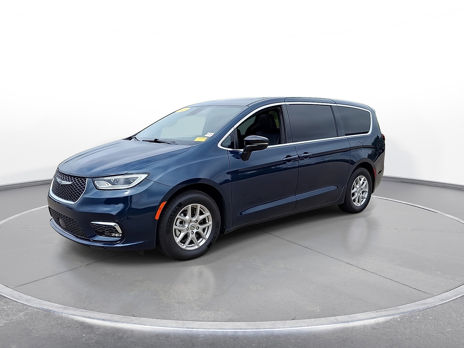 Used 2025 Chrysler Pacifica Select FWD image 4