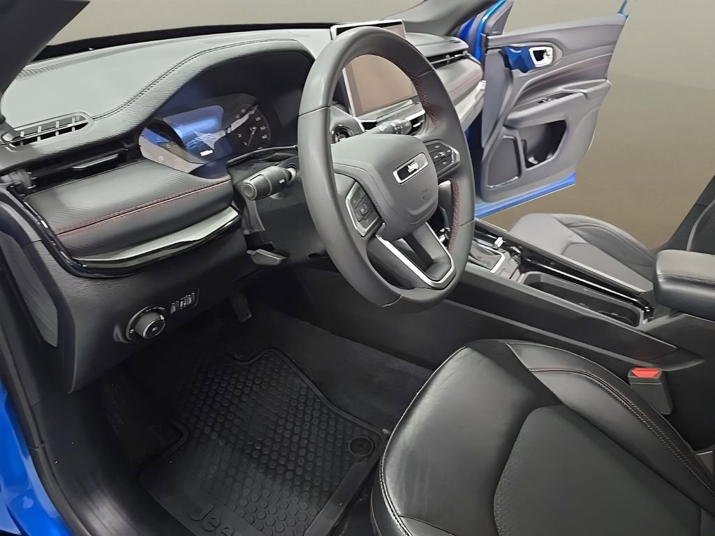 Used 2025 Jeep Compass Trailhawk AWD/4WD image 12