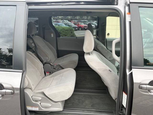 Used 2017 Toyota Sienna LE FWD image 30