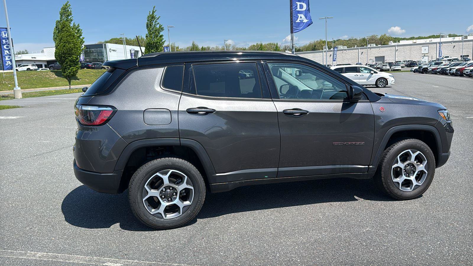 Used 2022 Jeep Compass Trailhawk w/ Trailhawk Convenience Group AWD/4WD image 4