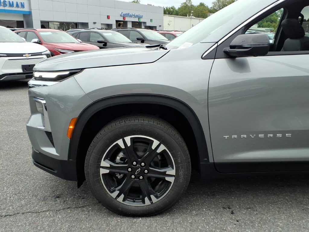 New 2027 Chevrolet Traverse LT w/ Sun and Wheel Package AWD/4WD image 7