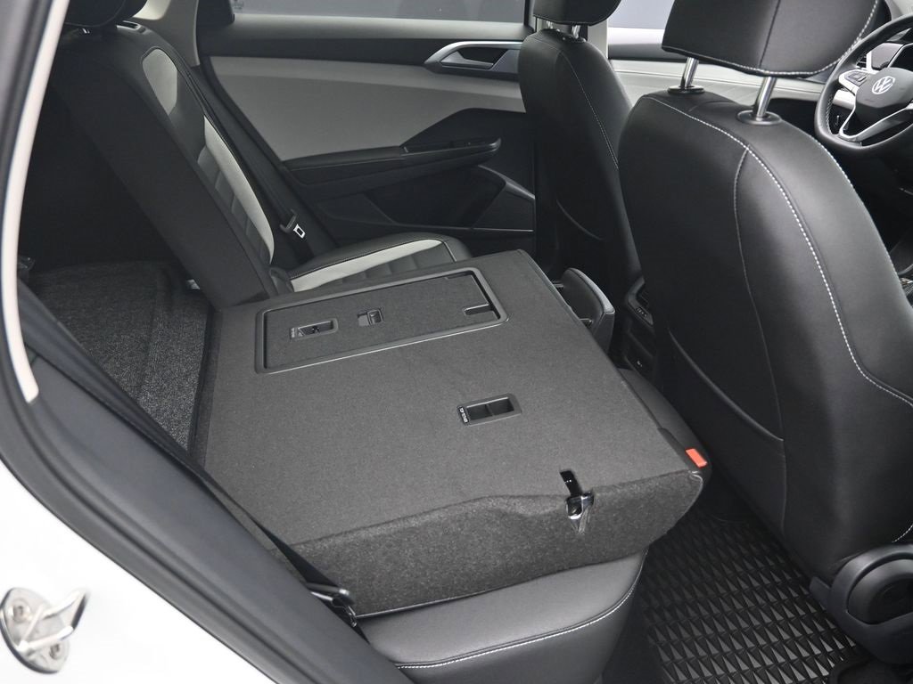 Used 2025 Volkswagen Taos SEL image 26