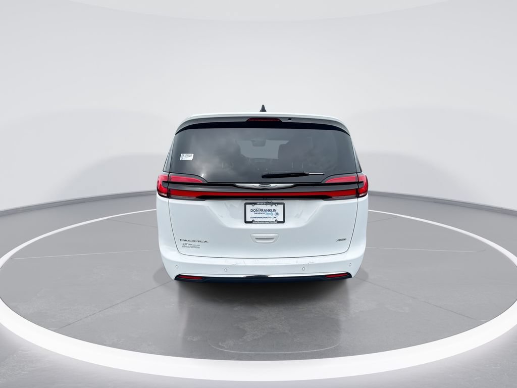 Used 2024 Chrysler Pacifica Touring-L AWD/4WD image 7