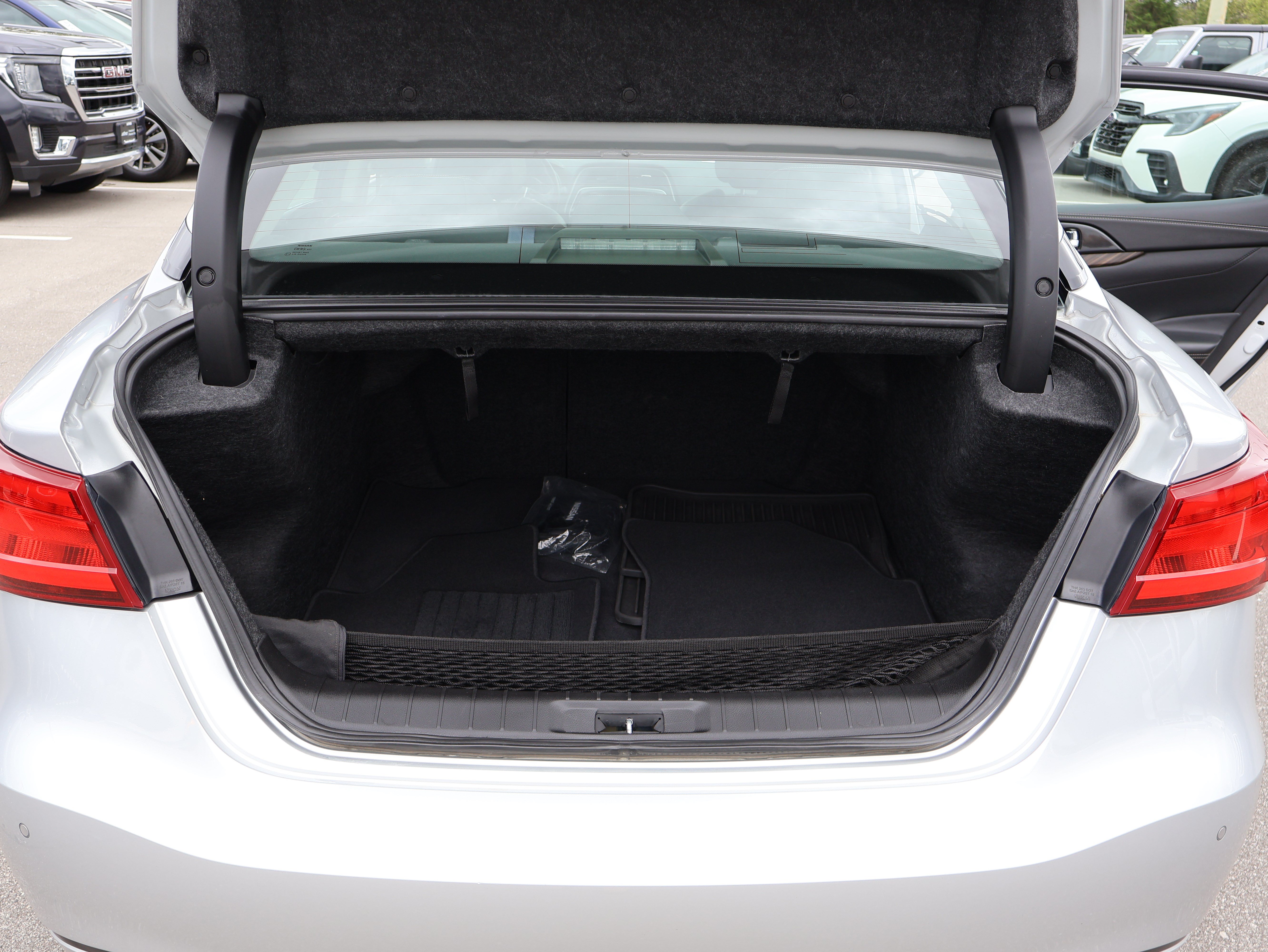 Used 2018 Nissan Maxima Platinum FWD image 11