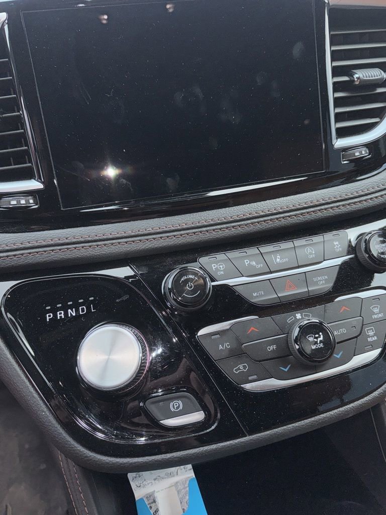 Used 2024 Chrysler Pacifica Pinnacle FWD image 12