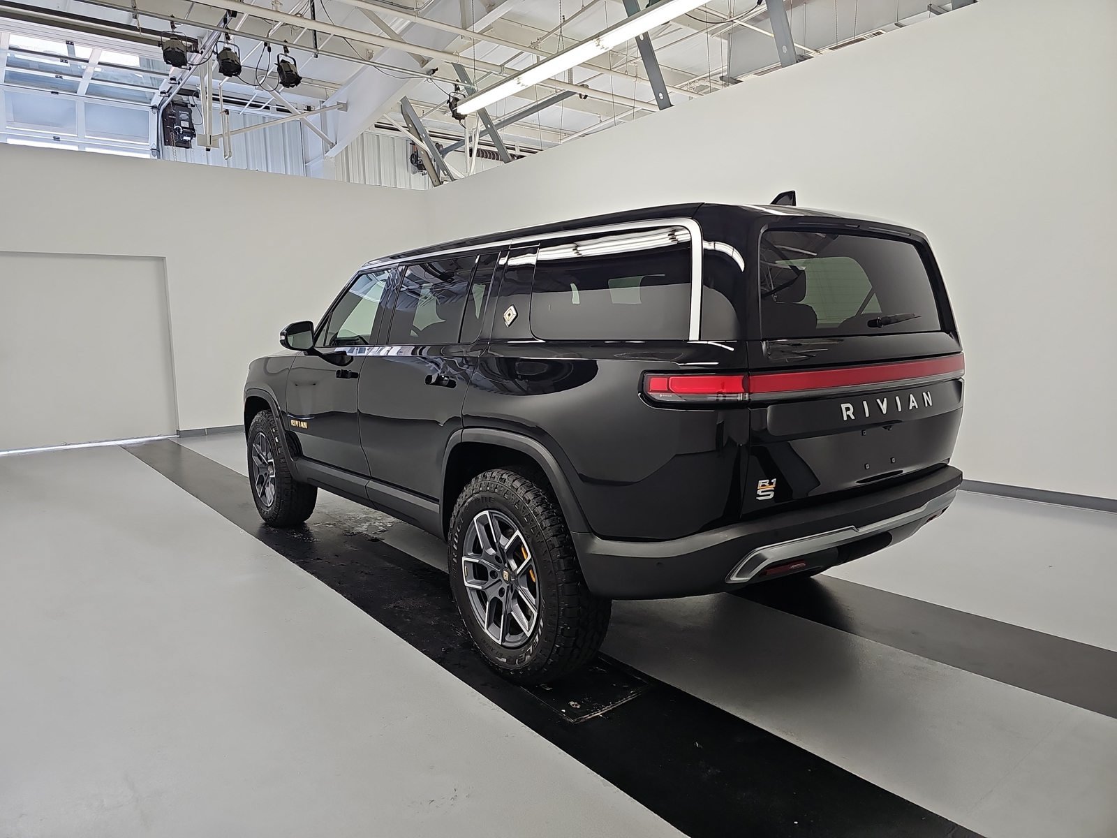 Used 2023 Rivian R1S Adventure Quad AWD/4WD image 3