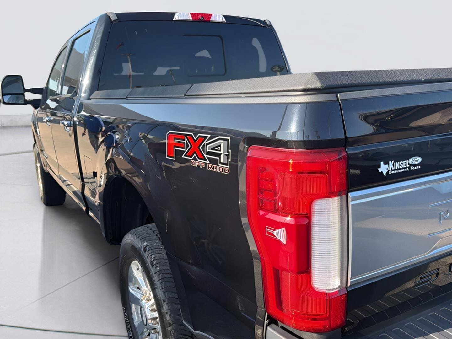 Used 2017 Ford F250 Platinum w/ Platinum Ultimate Package AWD/4WD image 2