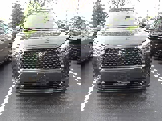 Used 2023 Toyota Corolla Cross XLE w/ Convenience Package image 2