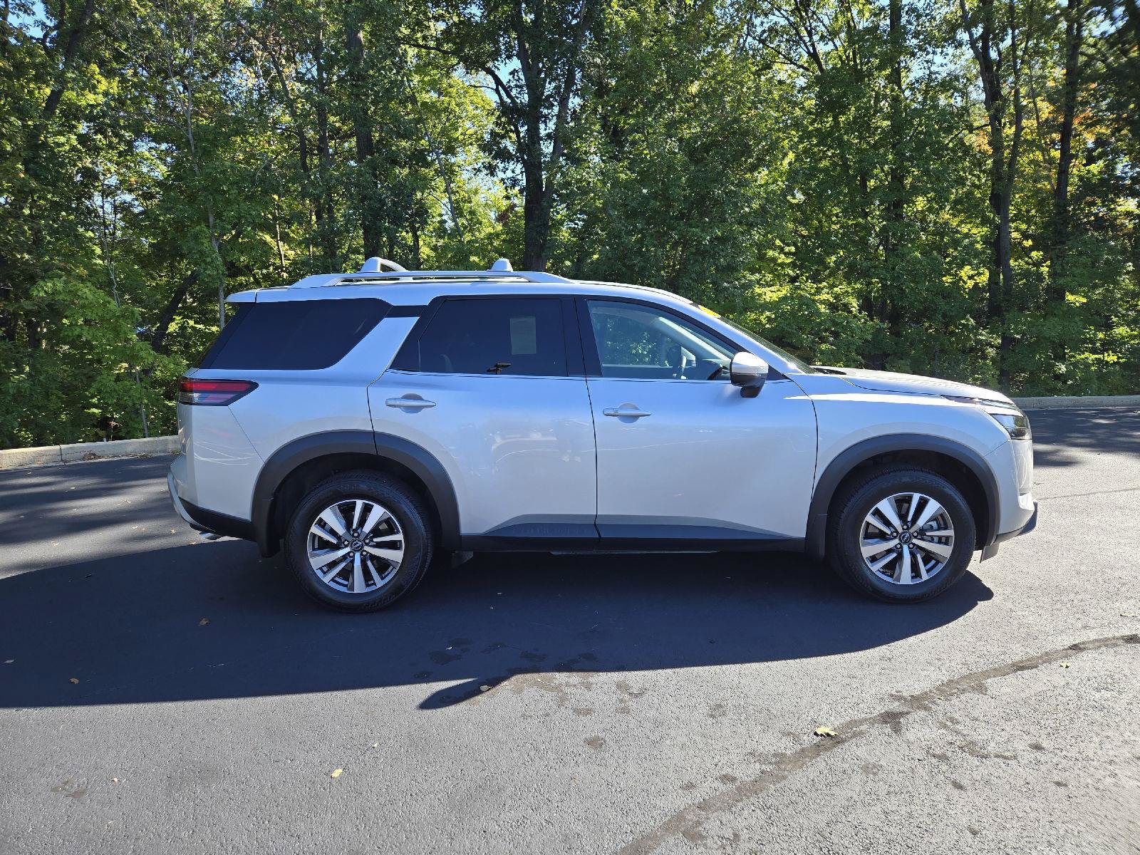 Used 2025 Nissan Pathfinder SL AWD/4WD image 2