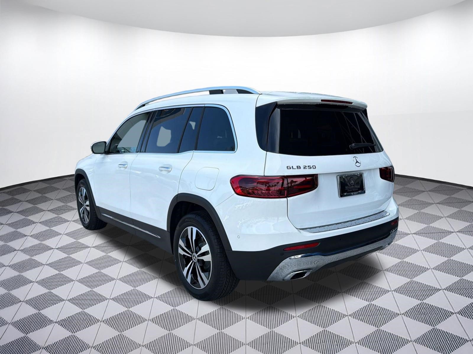 Used 2026 Mercedes-Benz GLB 250 image 3