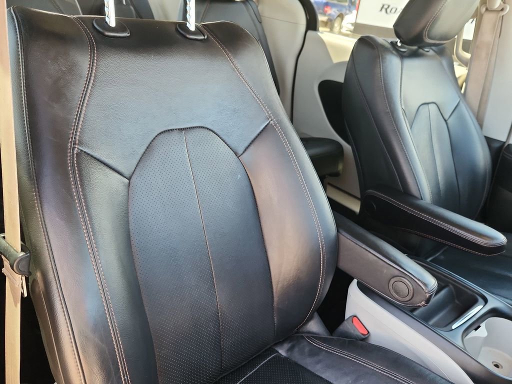 Used 2020 Chrysler Pacifica Touring-L FWD image 17