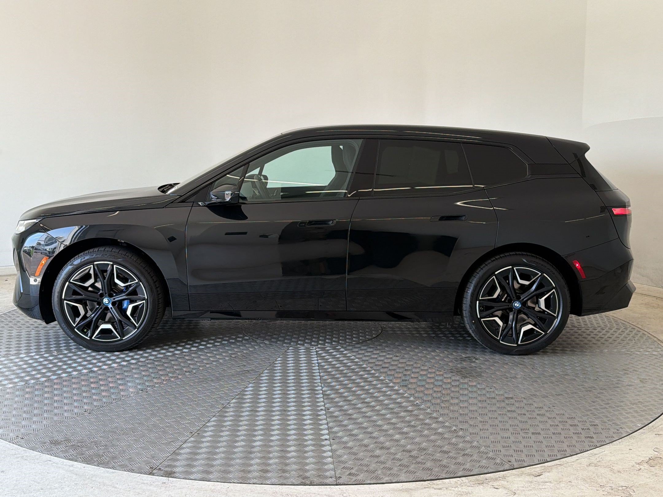 Used 2025 BMW iX xDrive50 w/ Premium Package AWD/4WD image 2
