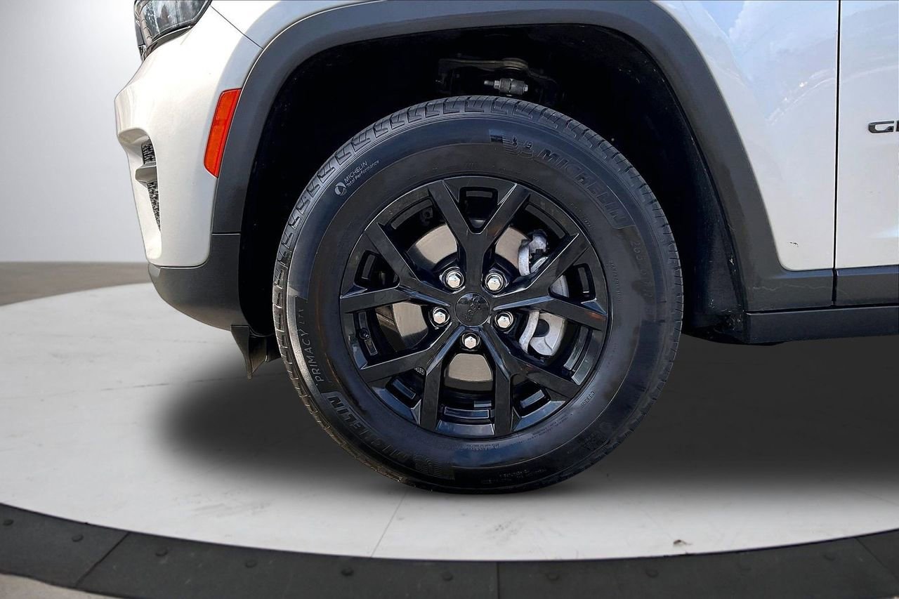 Certified 2025 Jeep Grand Cherokee Altitude image 33