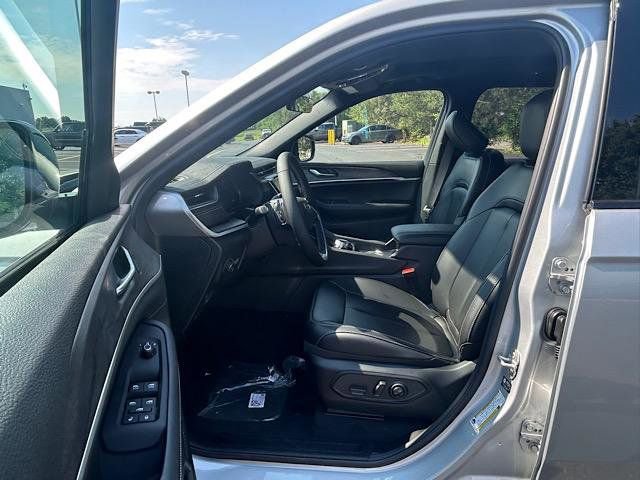 New 2025 Jeep Grand Cherokee L Limited w/ Black Appearance Package image 6