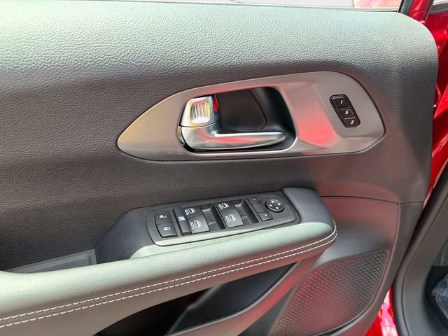 Used 2025 Chrysler Pacifica Select FWD image 16
