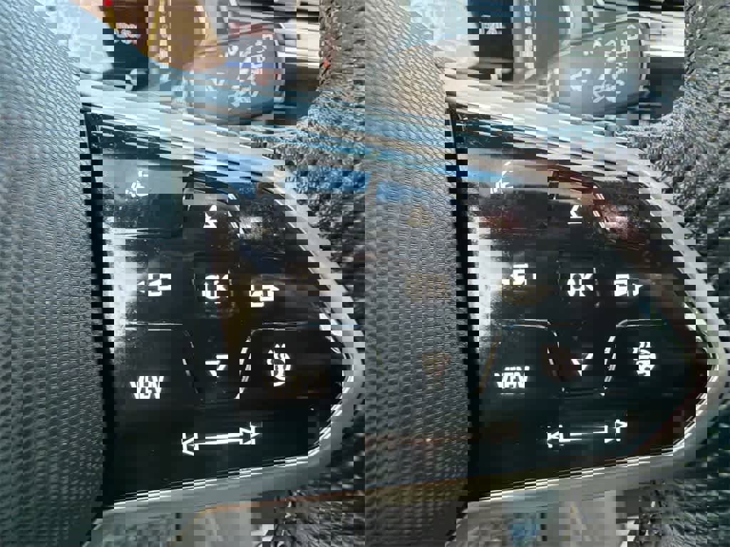 Used 2022 Volkswagen Tiguan SEL R-Line image 24