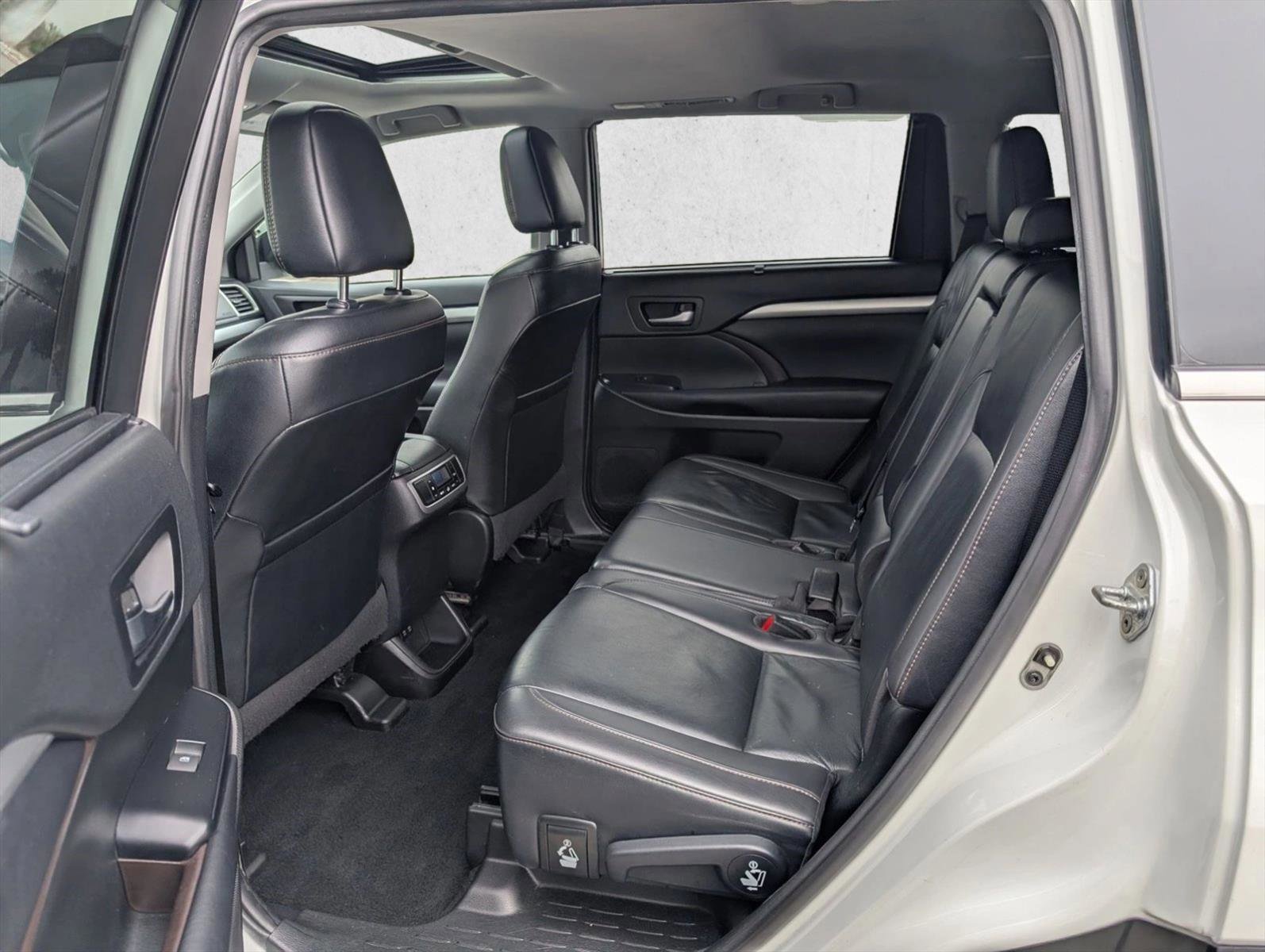 Used 2019 Toyota Highlander XLE AWD/4WD image 18